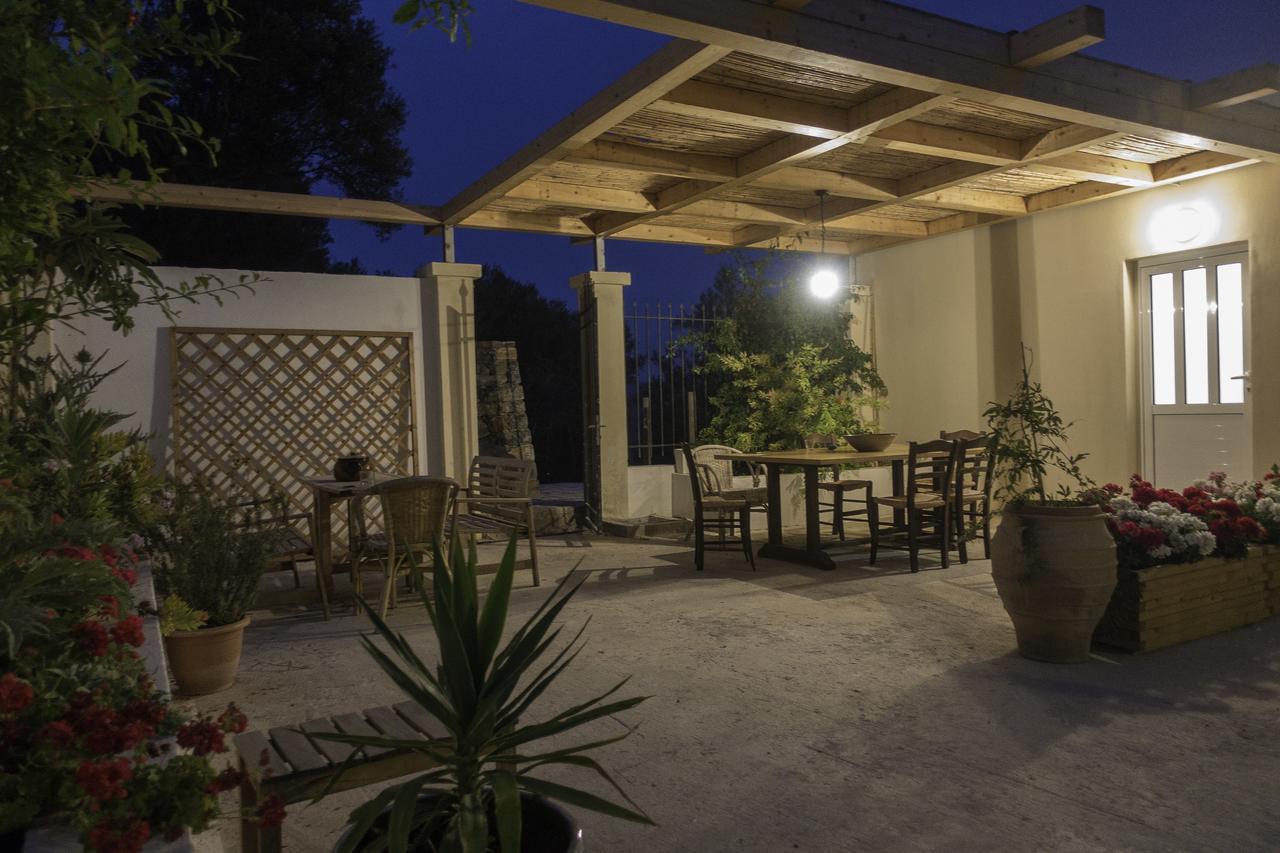 Villa Dio Petres Kroustas Extérieur photo